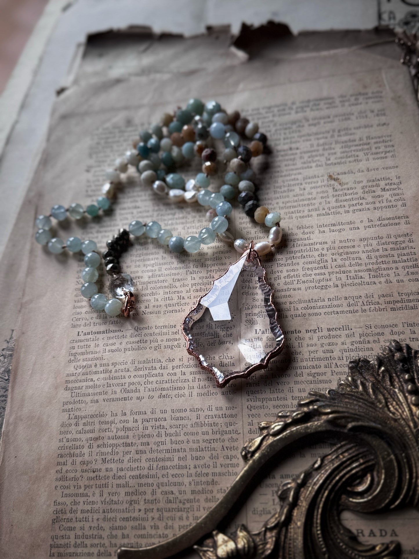 Collana con goccia in vetro e pietre azzurre