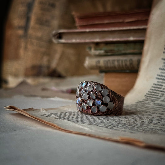 Anello a fascia con piccole pietre di labradorite mis.10