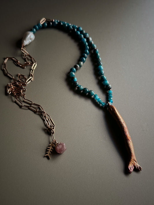 Collana con pietre di Apatite e pesce in rame