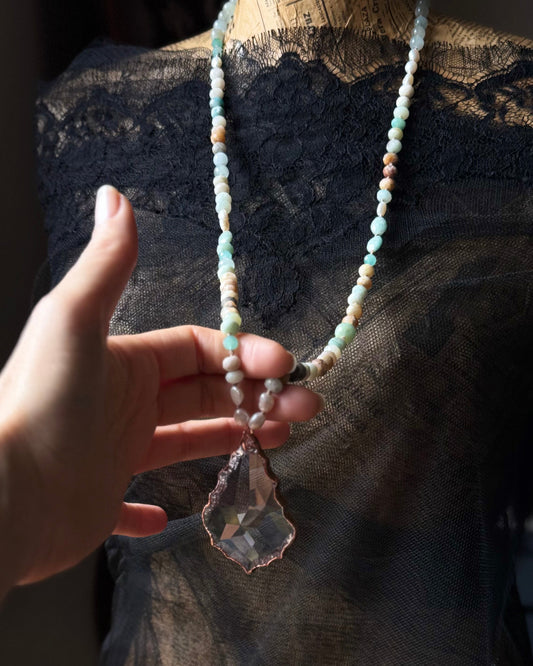 Collana con goccia in vetro e pietre azzurre