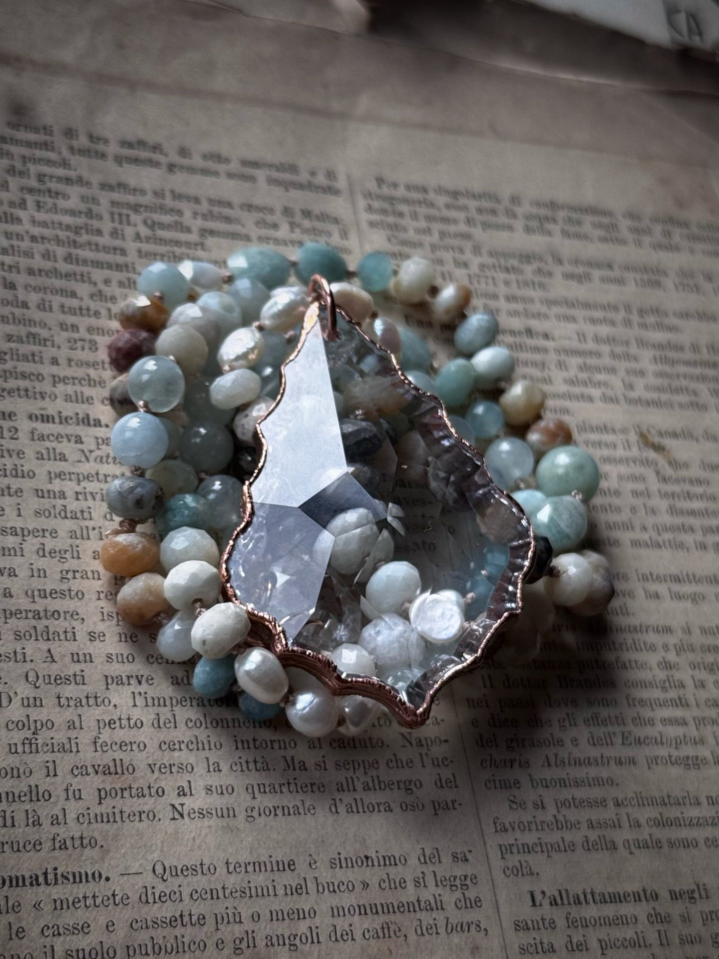 Collana con goccia in vetro e pietre azzurre