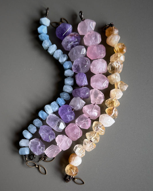 Bracciali con pietre preziose colorate