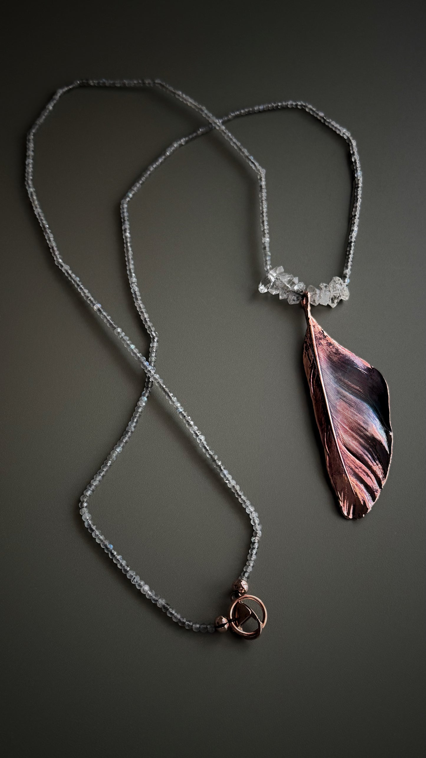 Piuma naturale placcata in rame brunito, ciondolo collana artigianale unica - Ebbijoux
