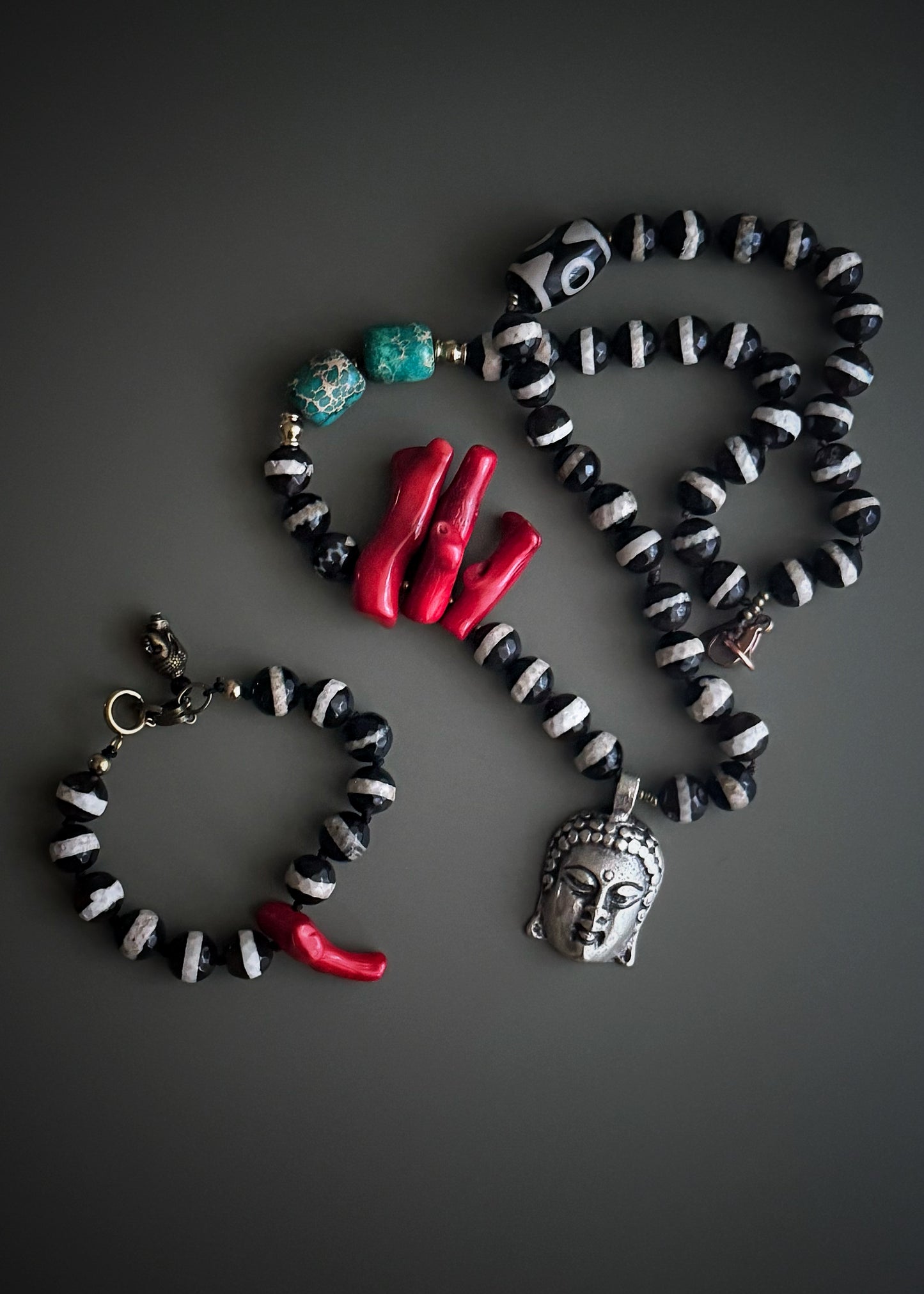 Bracelet with Dzi Agate Stones and Coral - Model 15