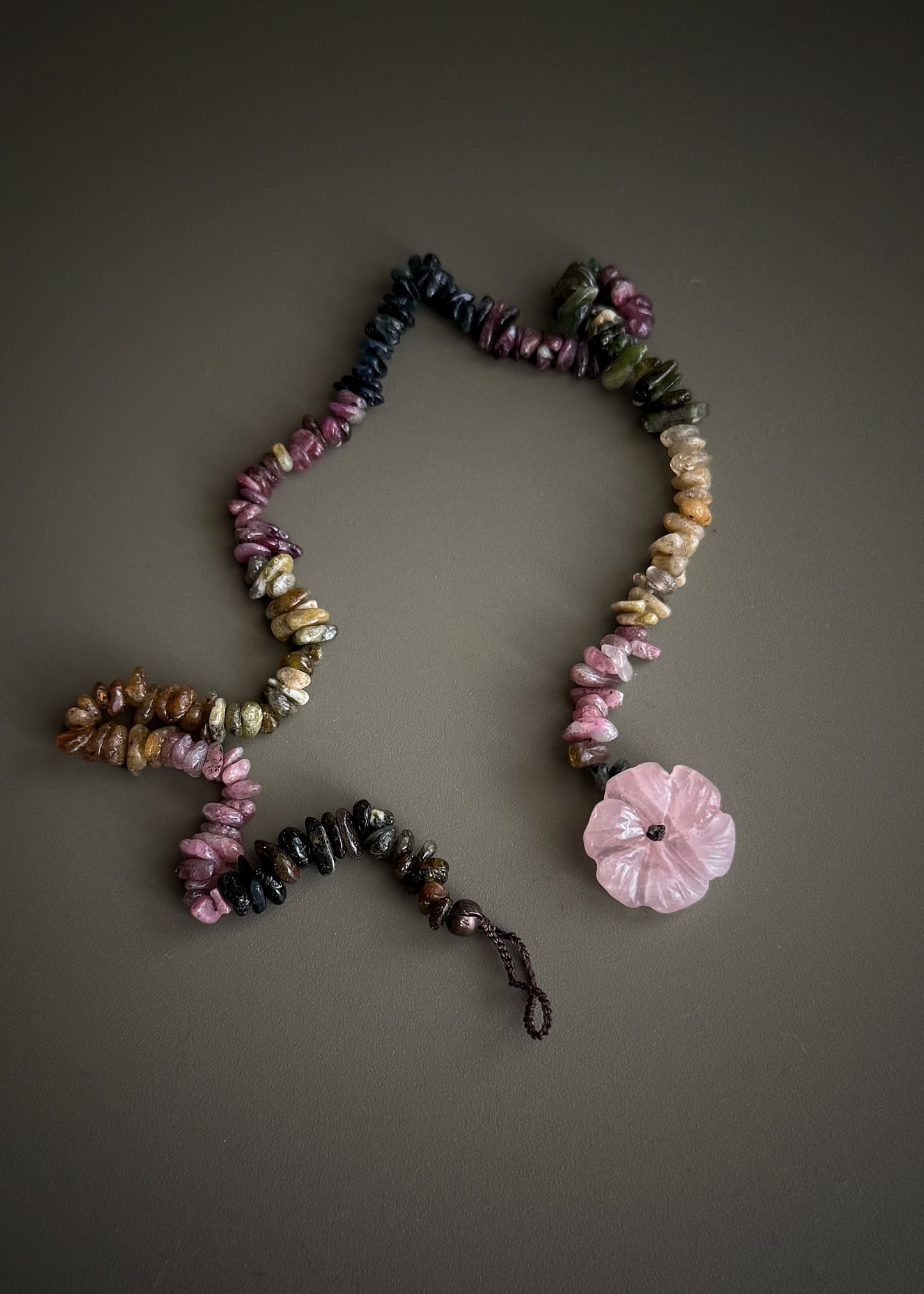 Bracciale doppio con tormalina e fiore in quarzo rosa – Modello 21