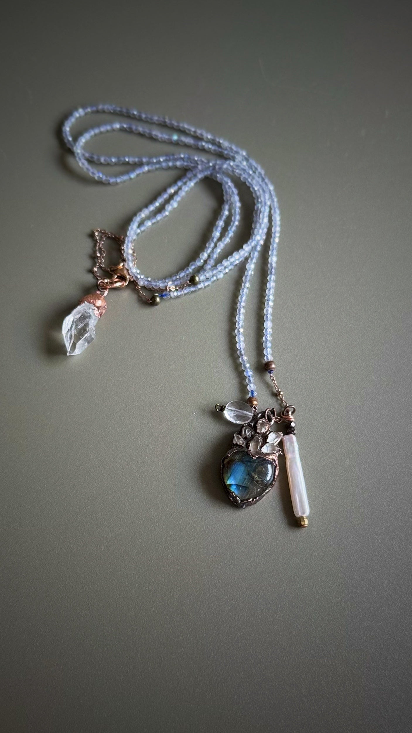 Collana lunga con piccolo ex voto in labradorite