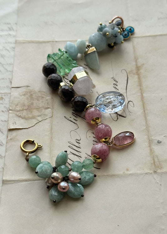 Bracelet with mixed stones in pastel colors, precious charms - Model 17