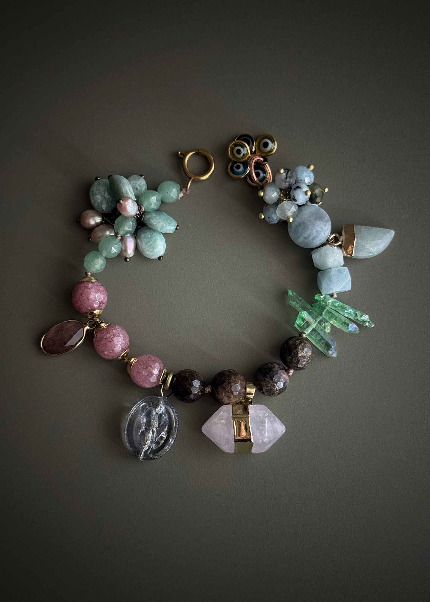 Bracelet with mixed stones in pastel colors, precious charms - Model 17