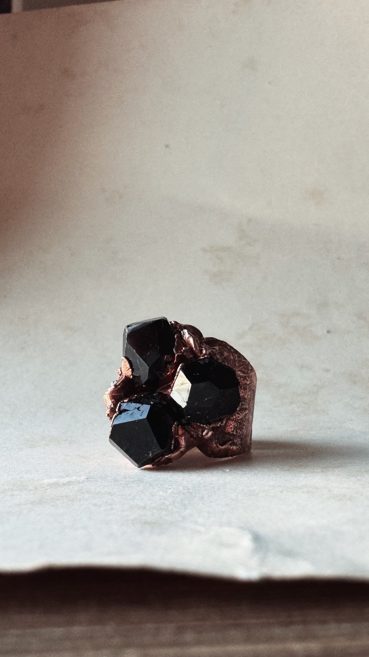 Anello con pepite di tormalina nera, mis.10