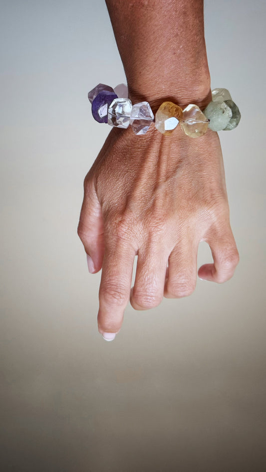 Bracciale con pietre grandi colorate