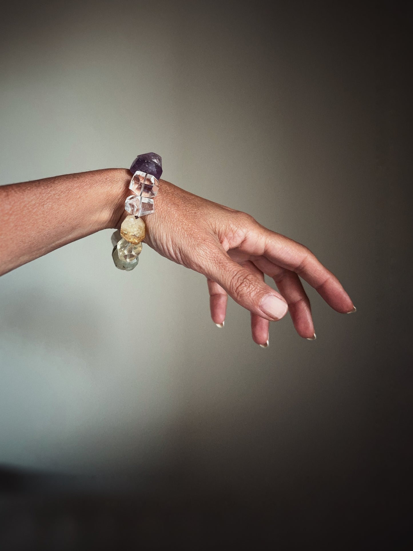 Bracciale con pietre grandi colorate