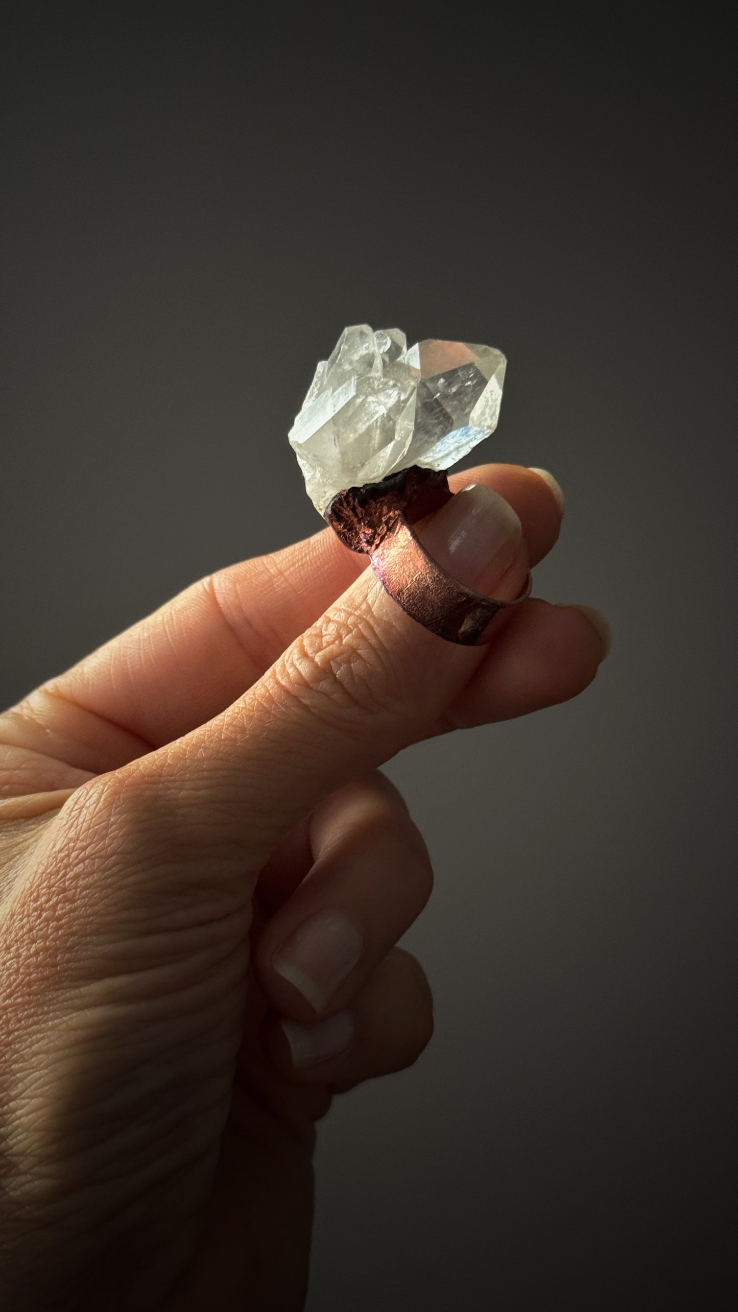 Anello con cluster di quarzo Mis. 8