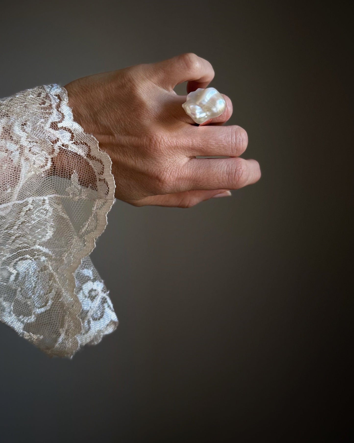 Anello con perla barocca