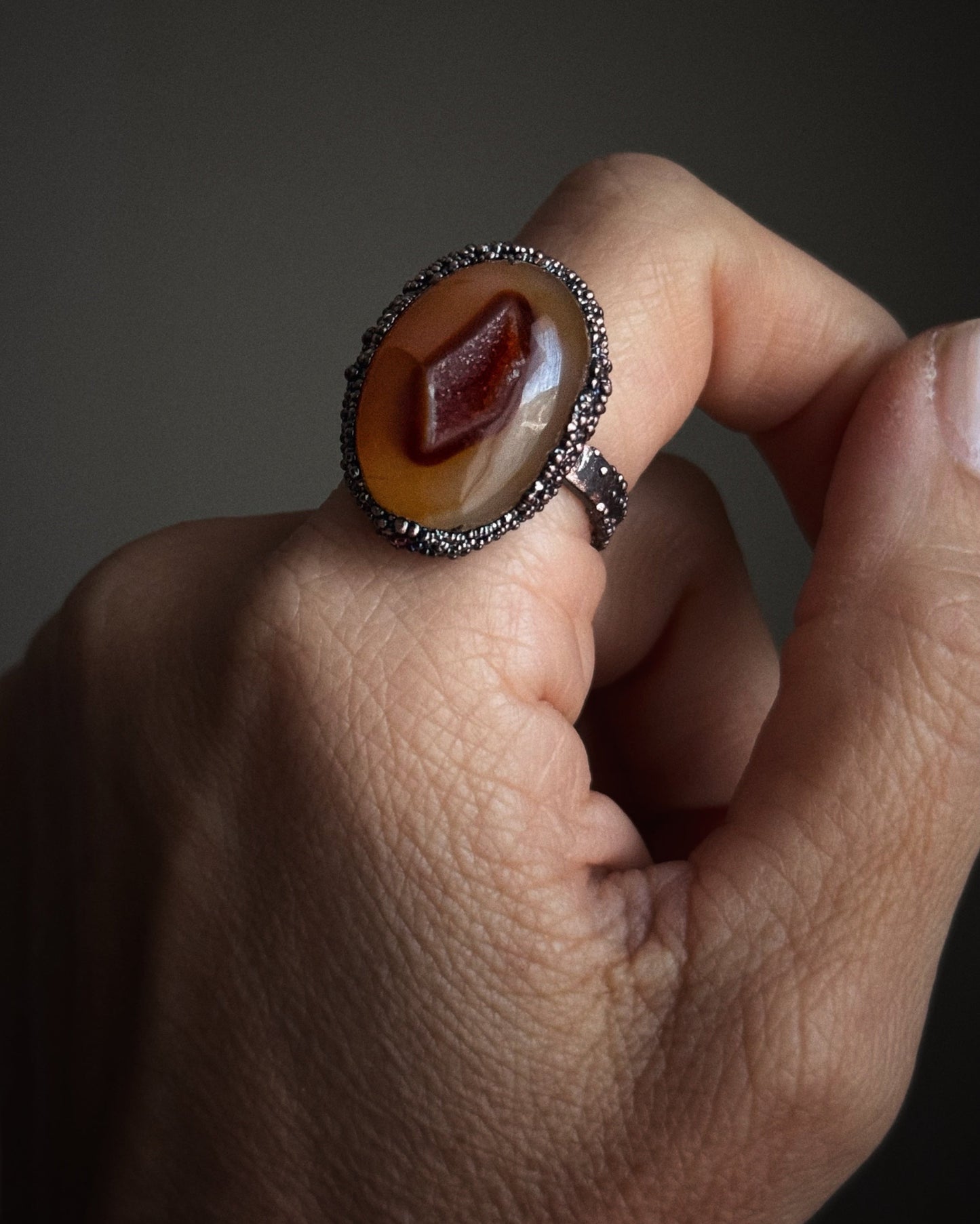 Anello in Rame brunito con Geode di Agata Caramello - Misura 8 US (18mm)