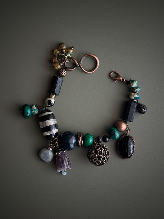 Bracelet with black and green stones and pendants - Model 09