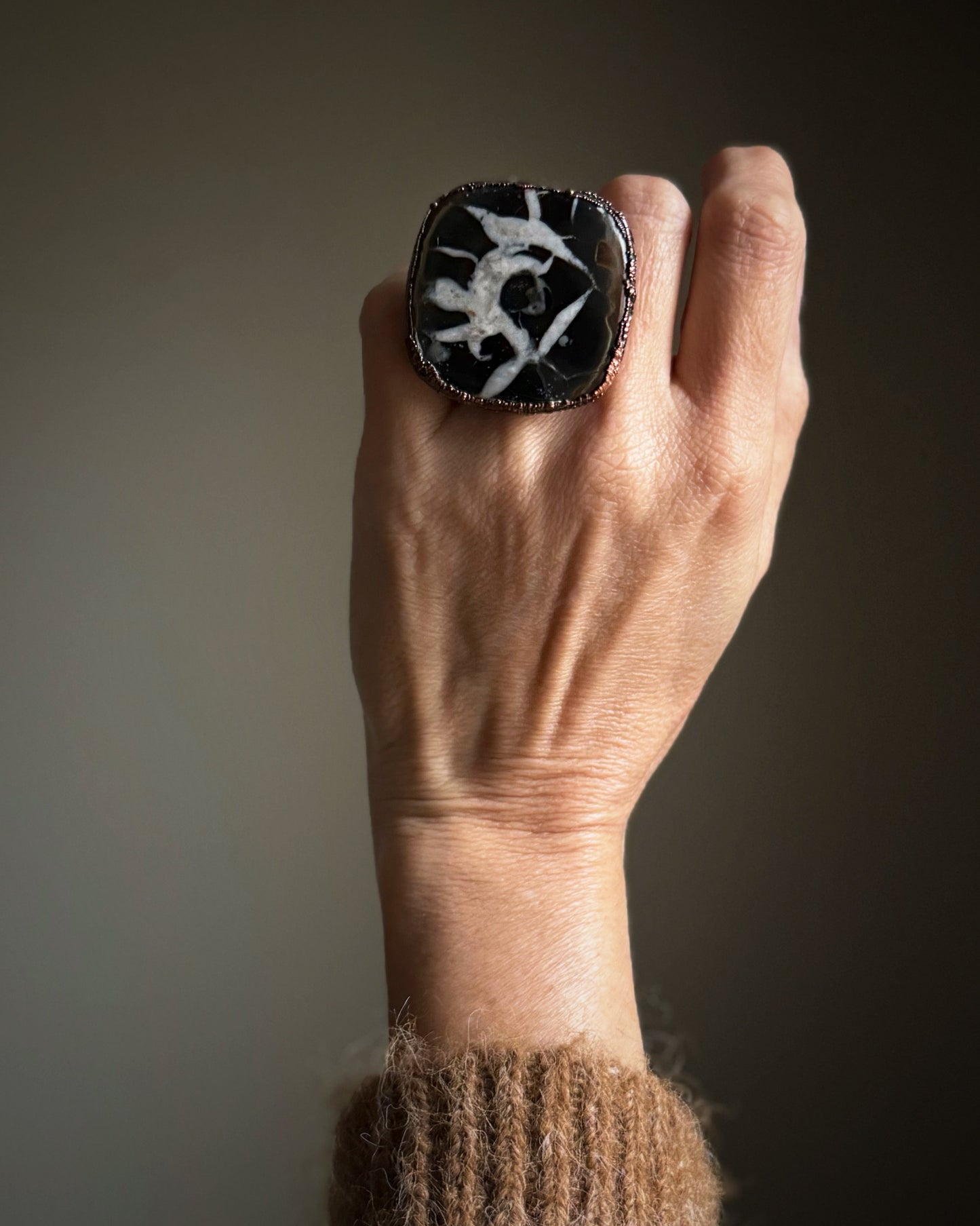 Anello con grande Septaria Fossile mis. 6