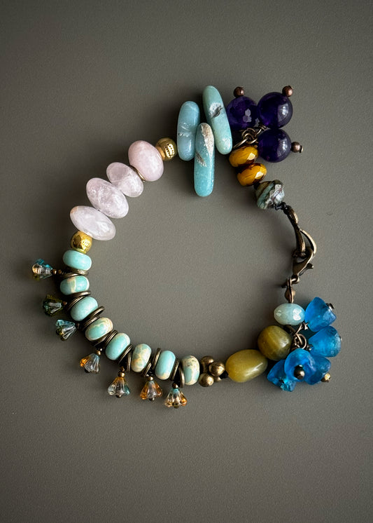 Bracciale con ciondoli e pietre miste azzurro e giallo- Modello 10