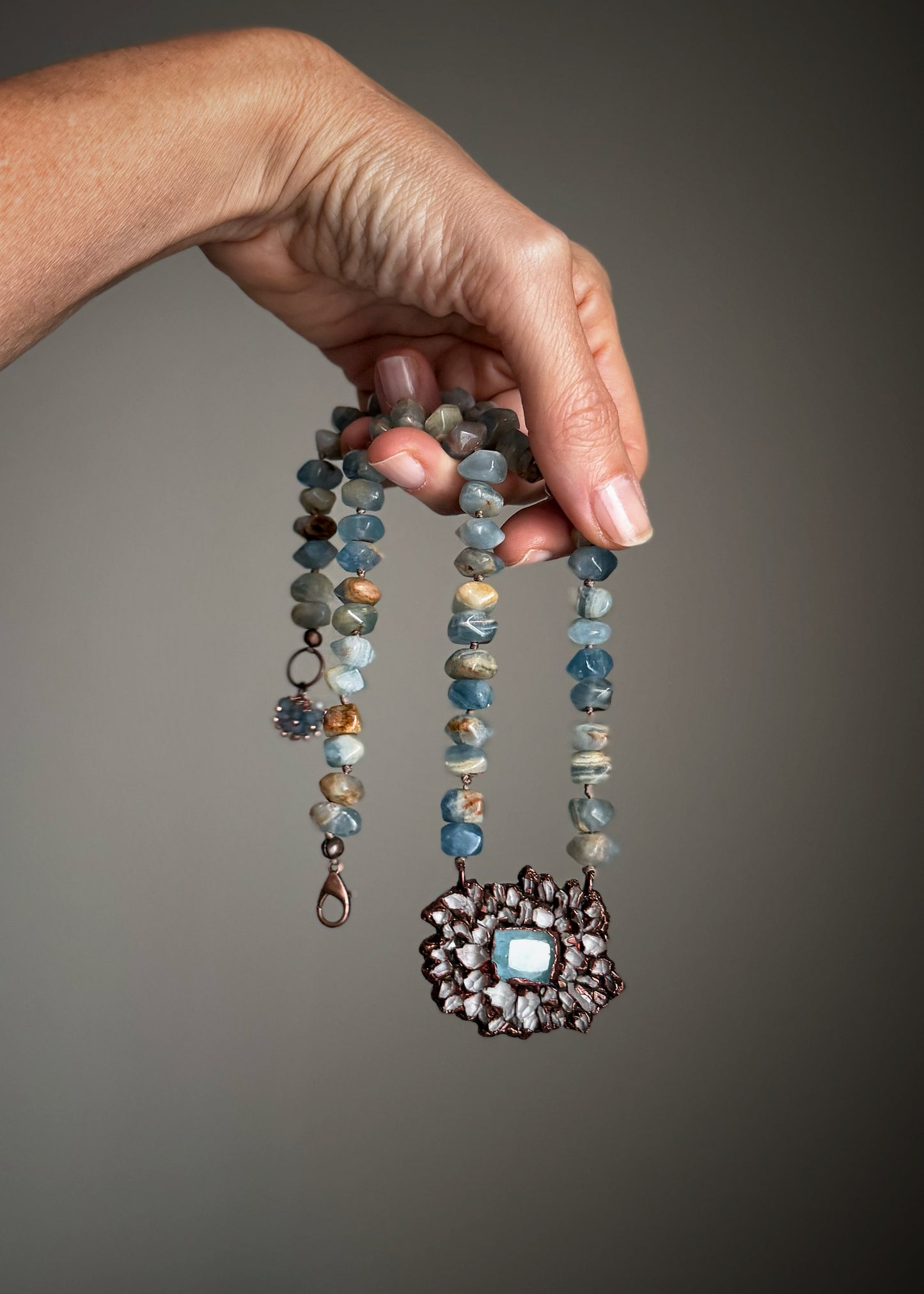 Collana in Calcite Blu con Acquamarina e Quarzi Herkimer – Ebbijoux