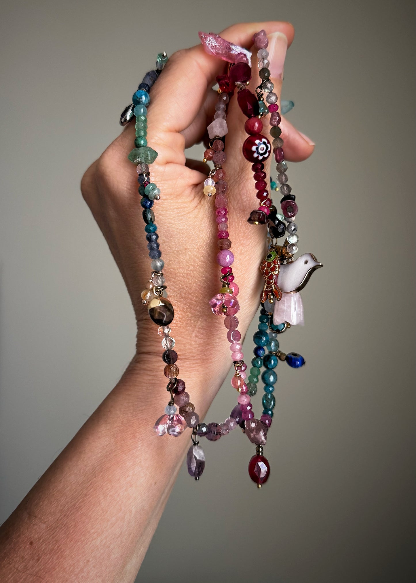 Long and thin necklace with colored stones - Model 10