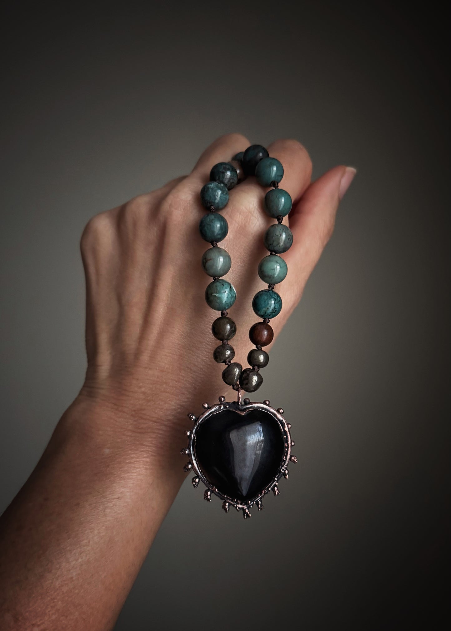 Girocollo con Howlite Blu e cuore gotico in Ossidiana – Ebbijoux