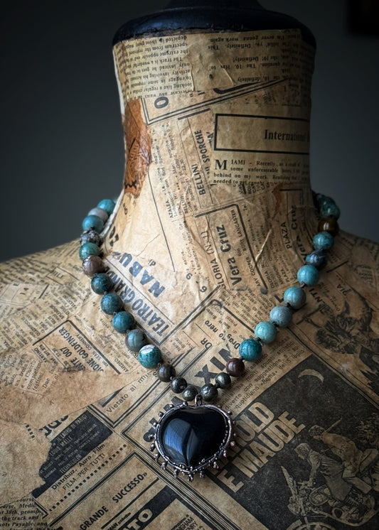 Girocollo con Howlite Blu e cuore gotico in Ossidiana – Ebbijoux