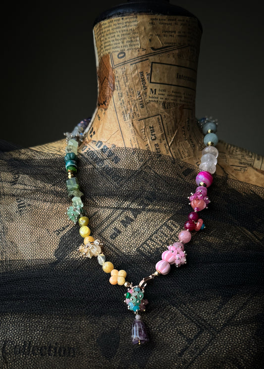 Choker with pastel colored stones and clusters - Model 09