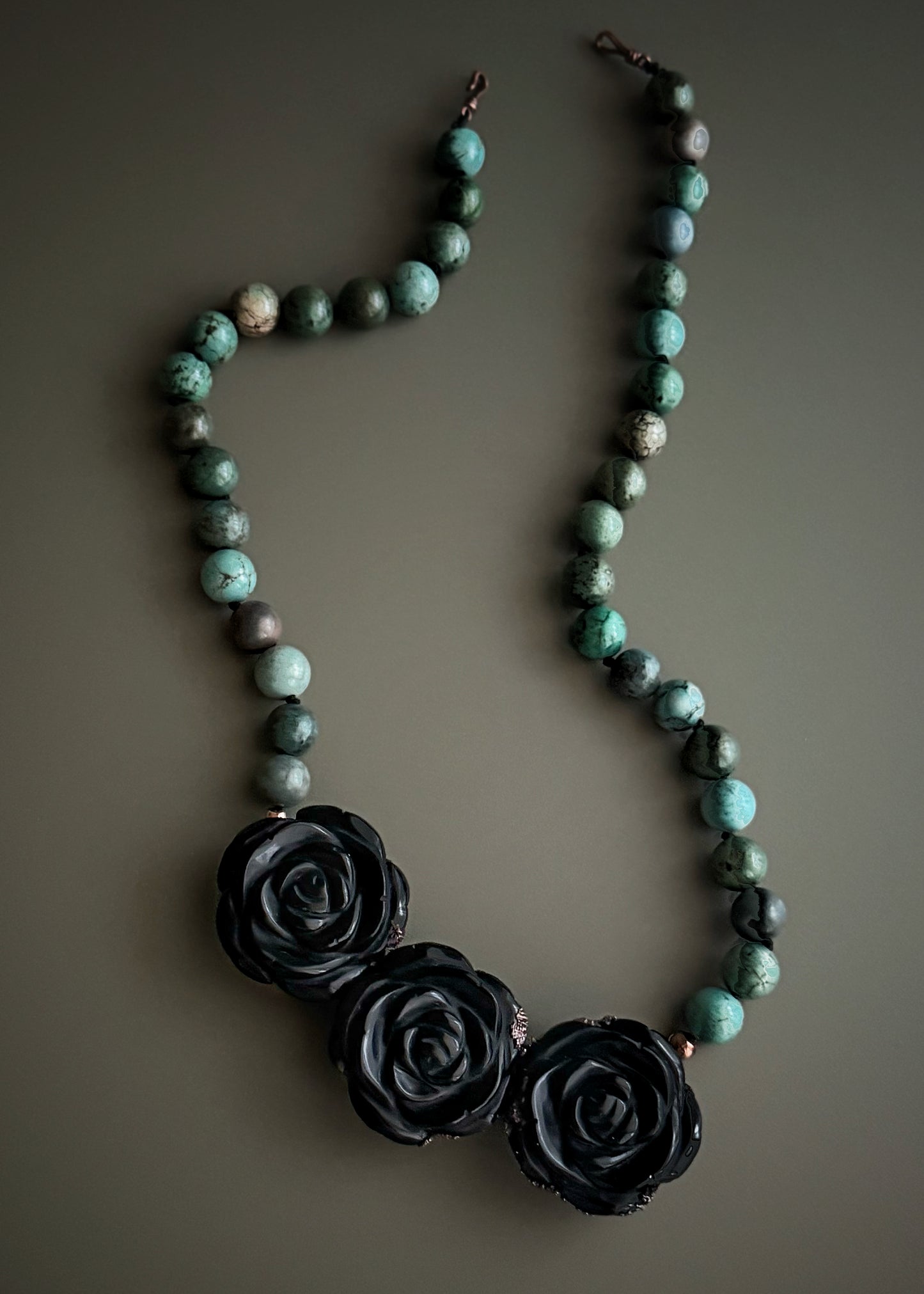 Girocollo con Howlite Blu e Rose nere in Ossidiana – Ebbijoux