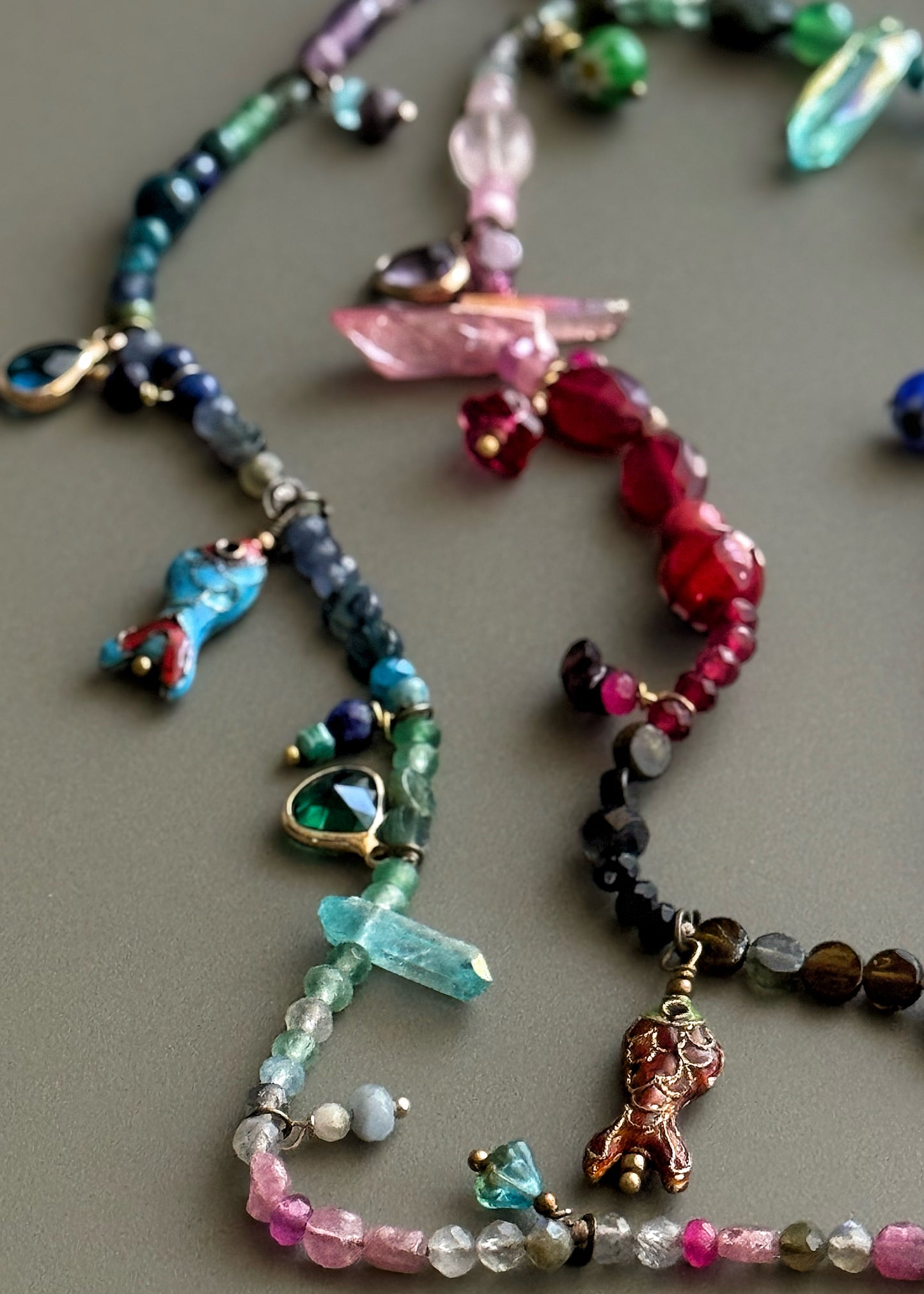 Collana lunga e sottile con pietre colorate- Modello 10