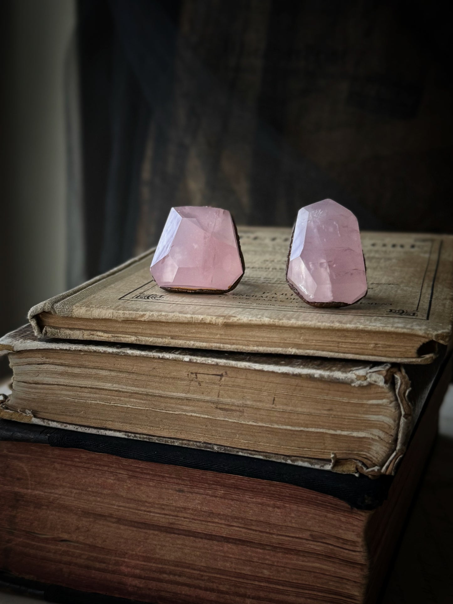 Anello Artigianale in Rame con Quarzo Rosa – Fascia Larga, Pietra Naturale