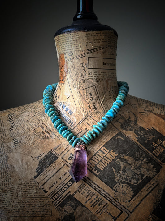 Girocollo in turchese e ametista indossato su manichino vintage rivestito di giornale – Ebbijoux
