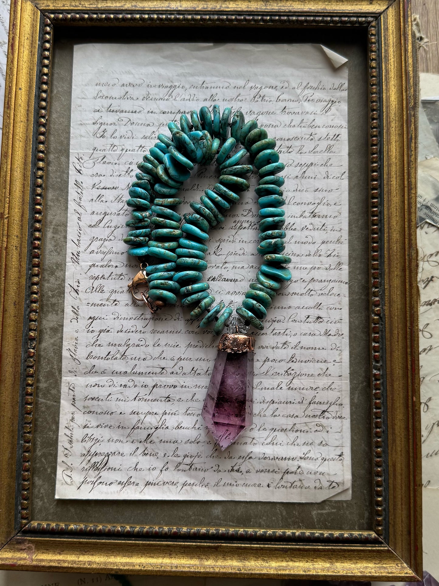 Girocollo artigianale in turchese e ametista naturale con ciondolo lavorato in rame – Ebbijoux