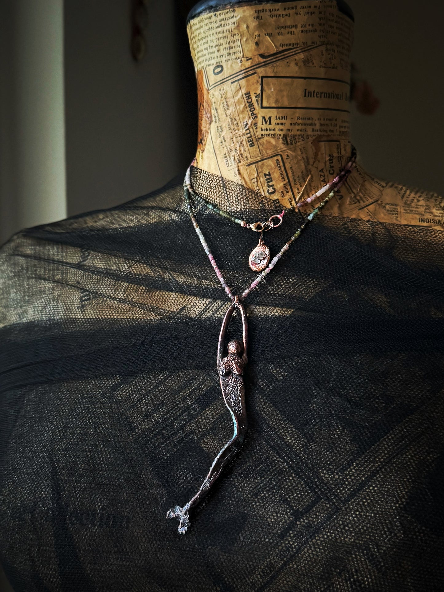 Collana con sirena in rame modellata a mano