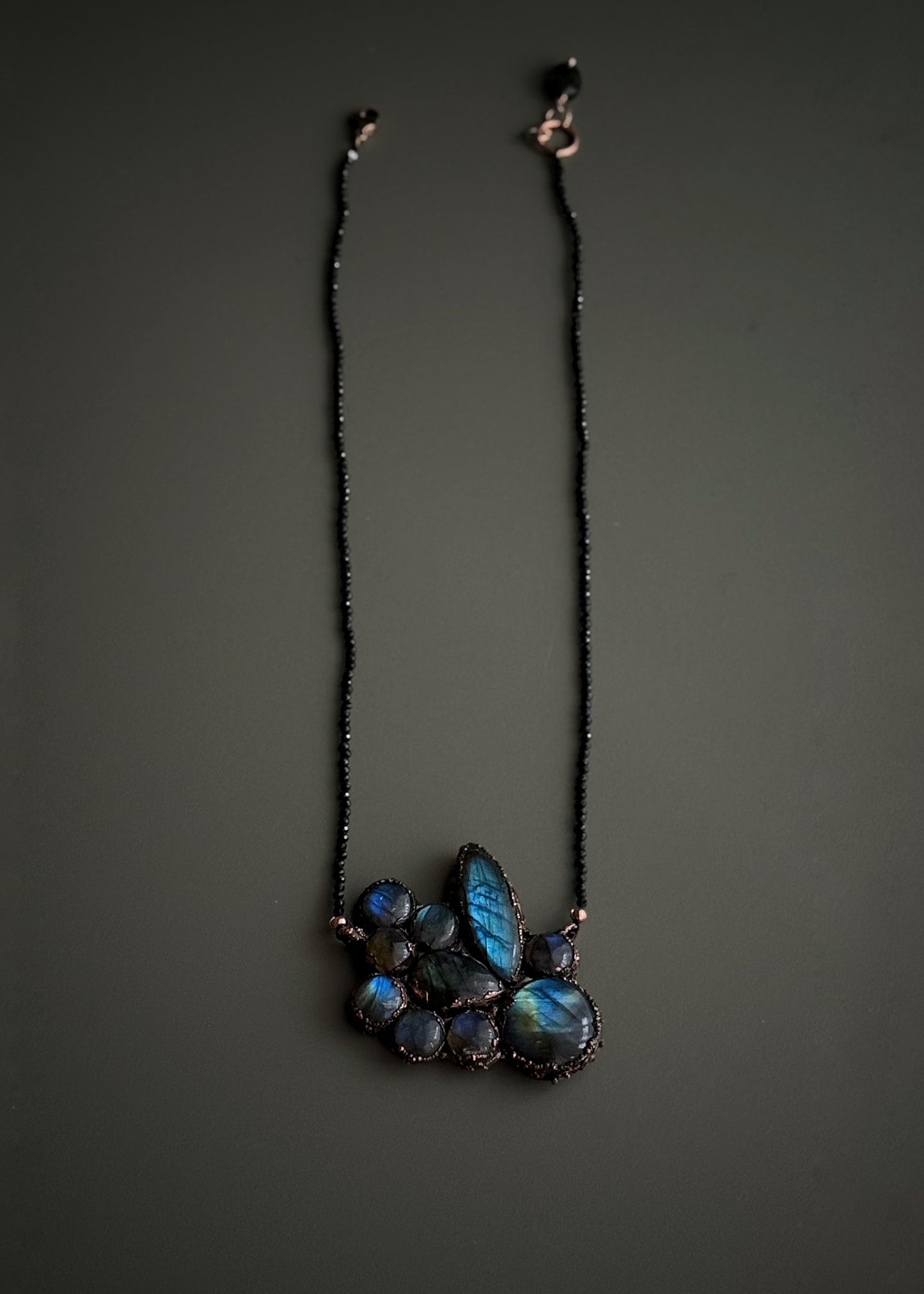 Girocollo con Labradorite e Spinello Nero - Gioiello Unico in Rame Brunito