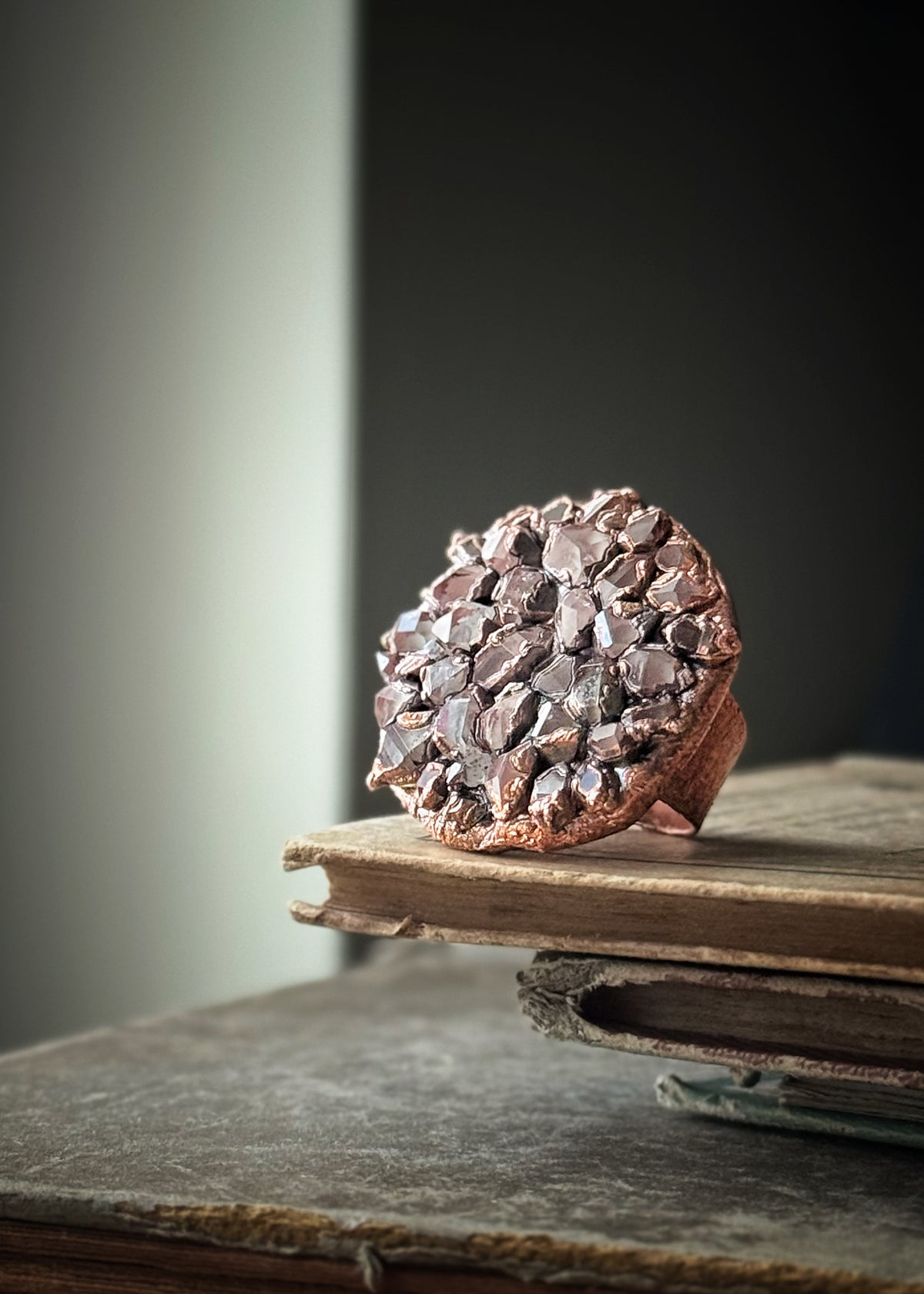 Anello in rame con pavé di quarzi Herkimer — Misura 10 US