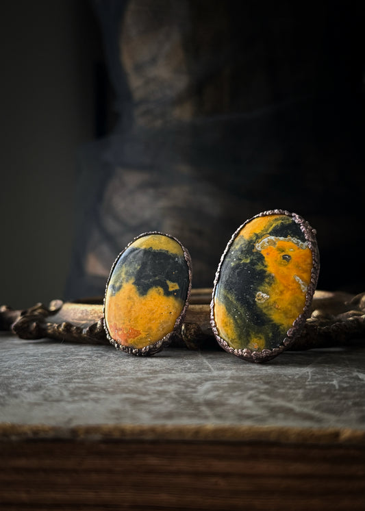 Due anelli in rame con pietre ovali di diaspro Bumblebee nei toni giallo, arancio e scuri
