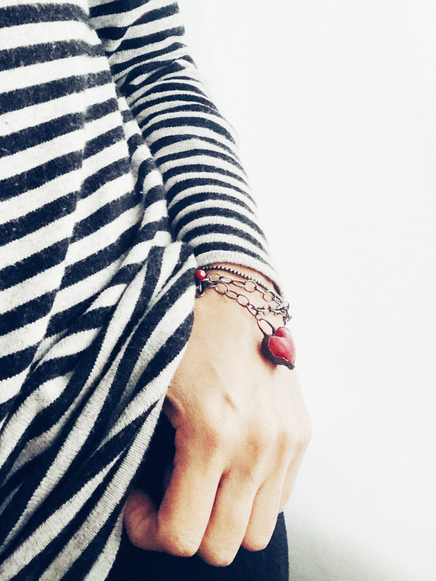 Collana iconica con cuore rosso intenso.