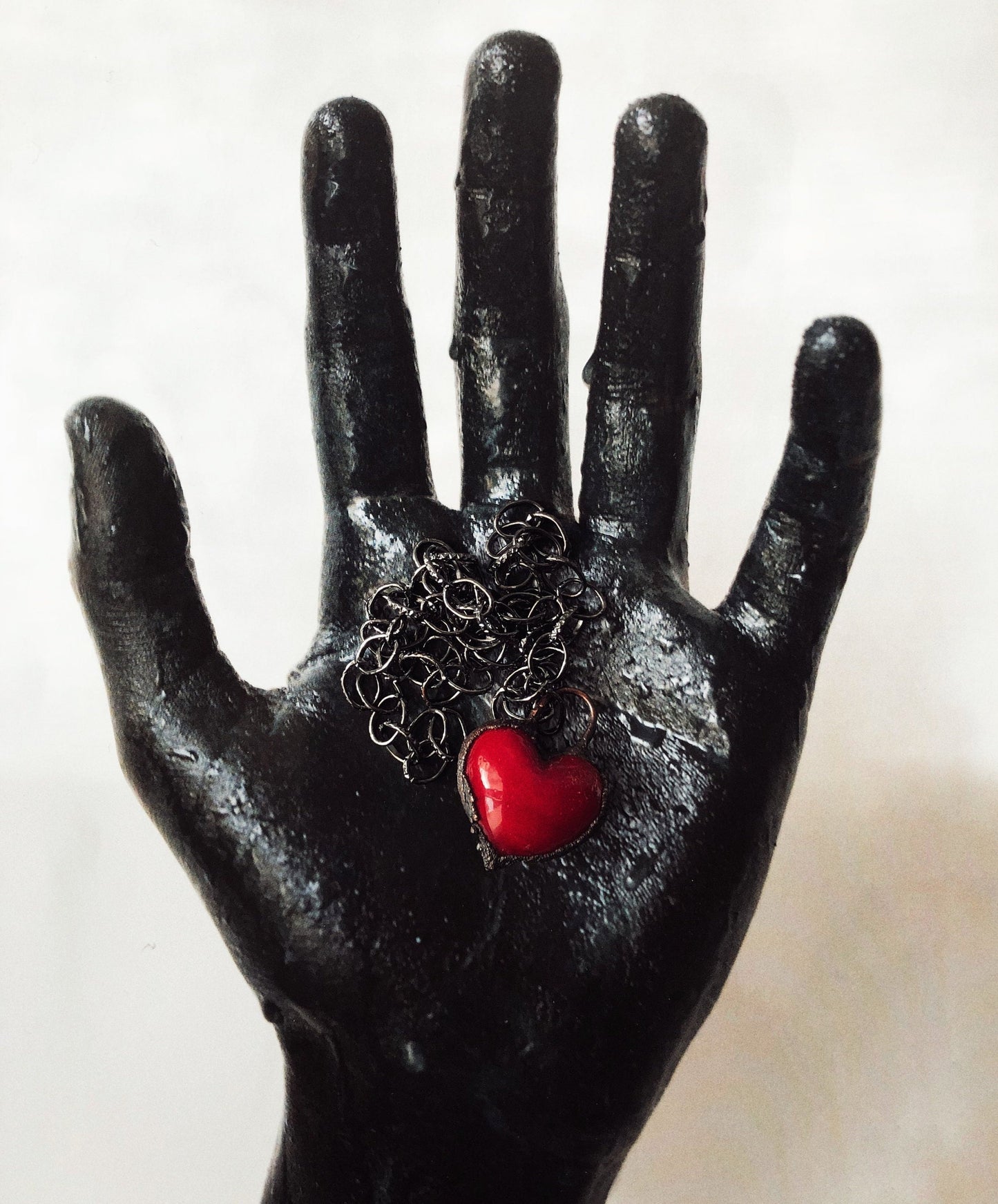 Collana iconica con cuore rosso intenso.