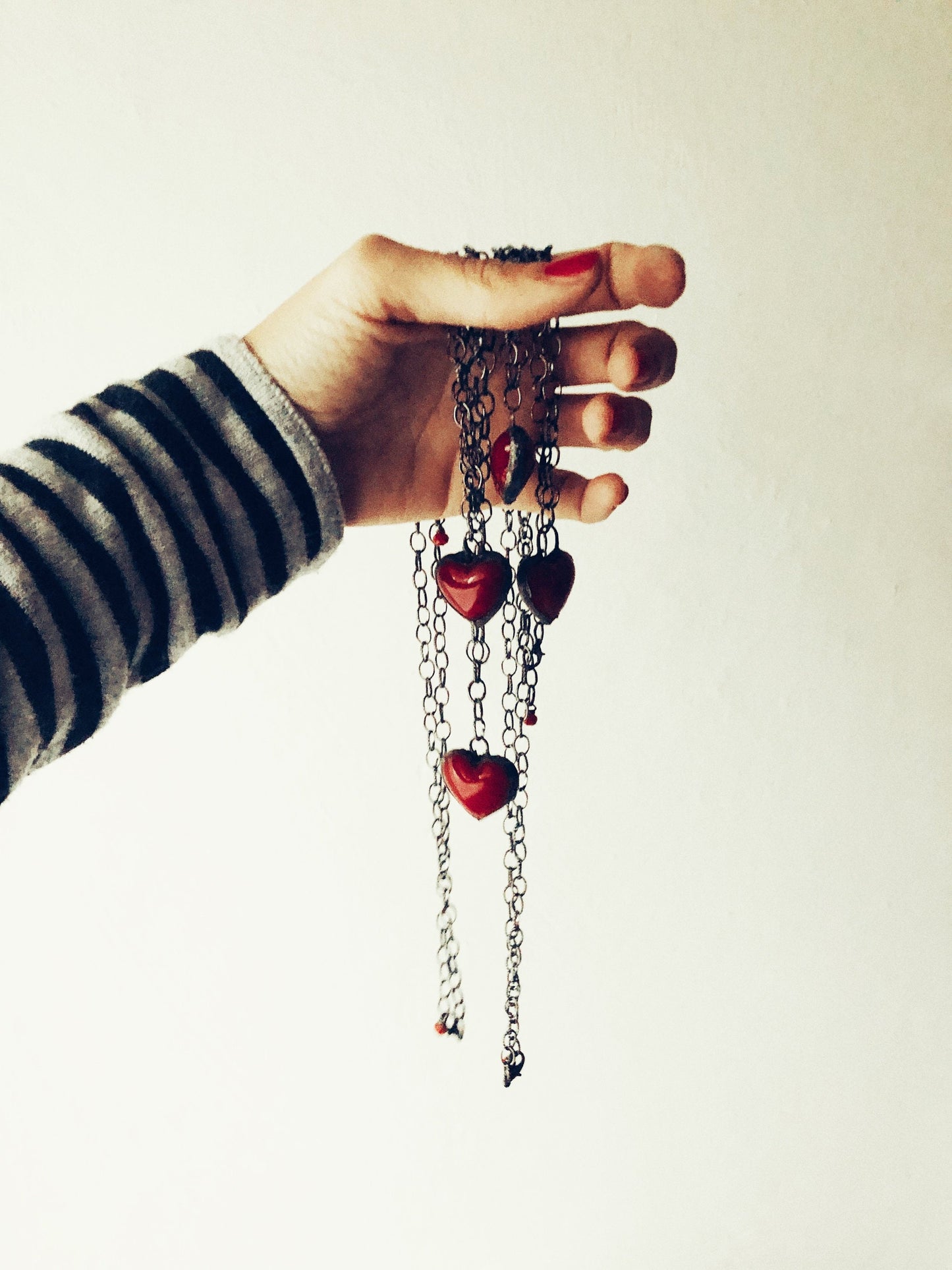 Collana iconica con cuore rosso intenso.