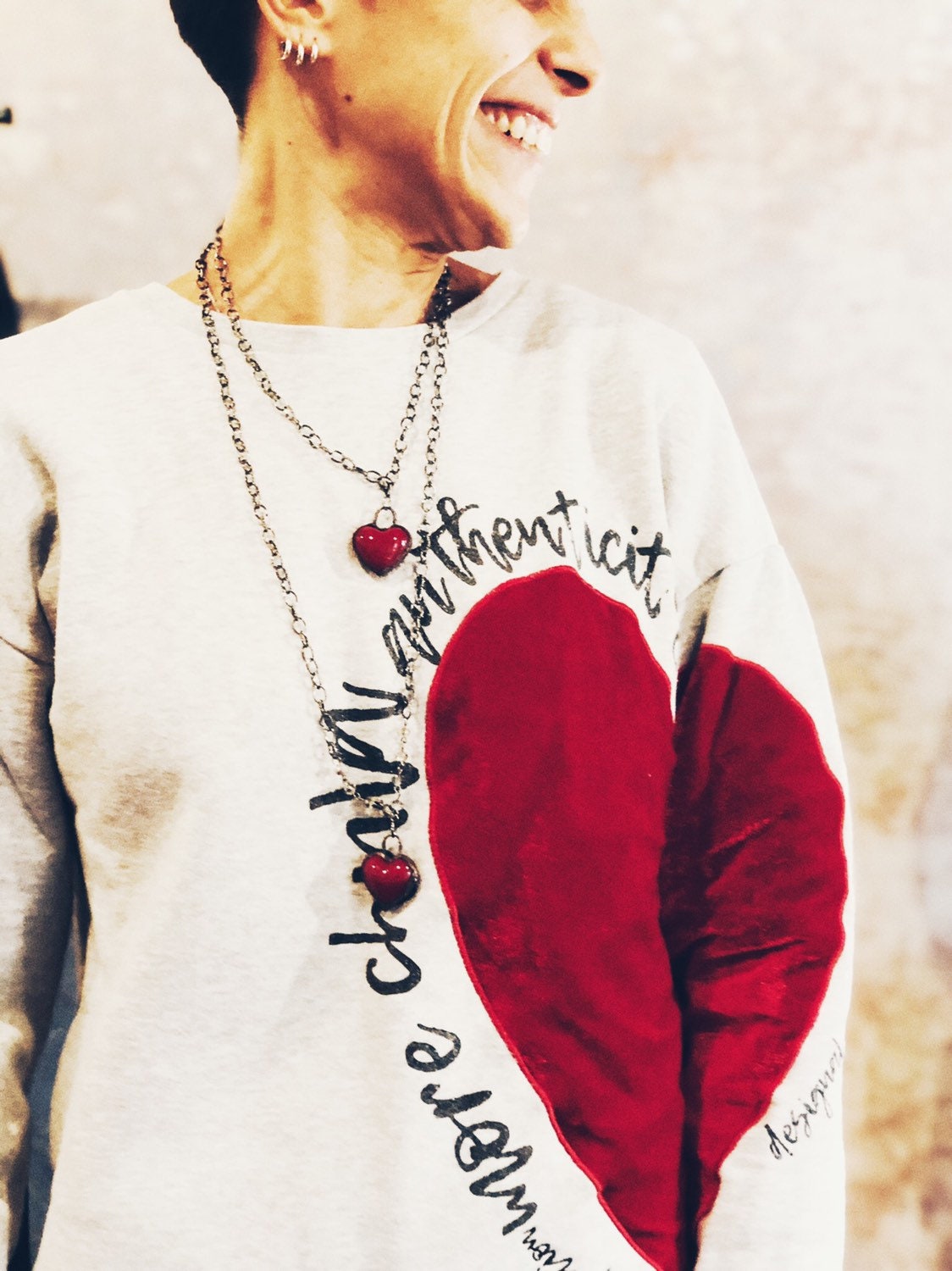 Collana iconica con cuore rosso intenso.