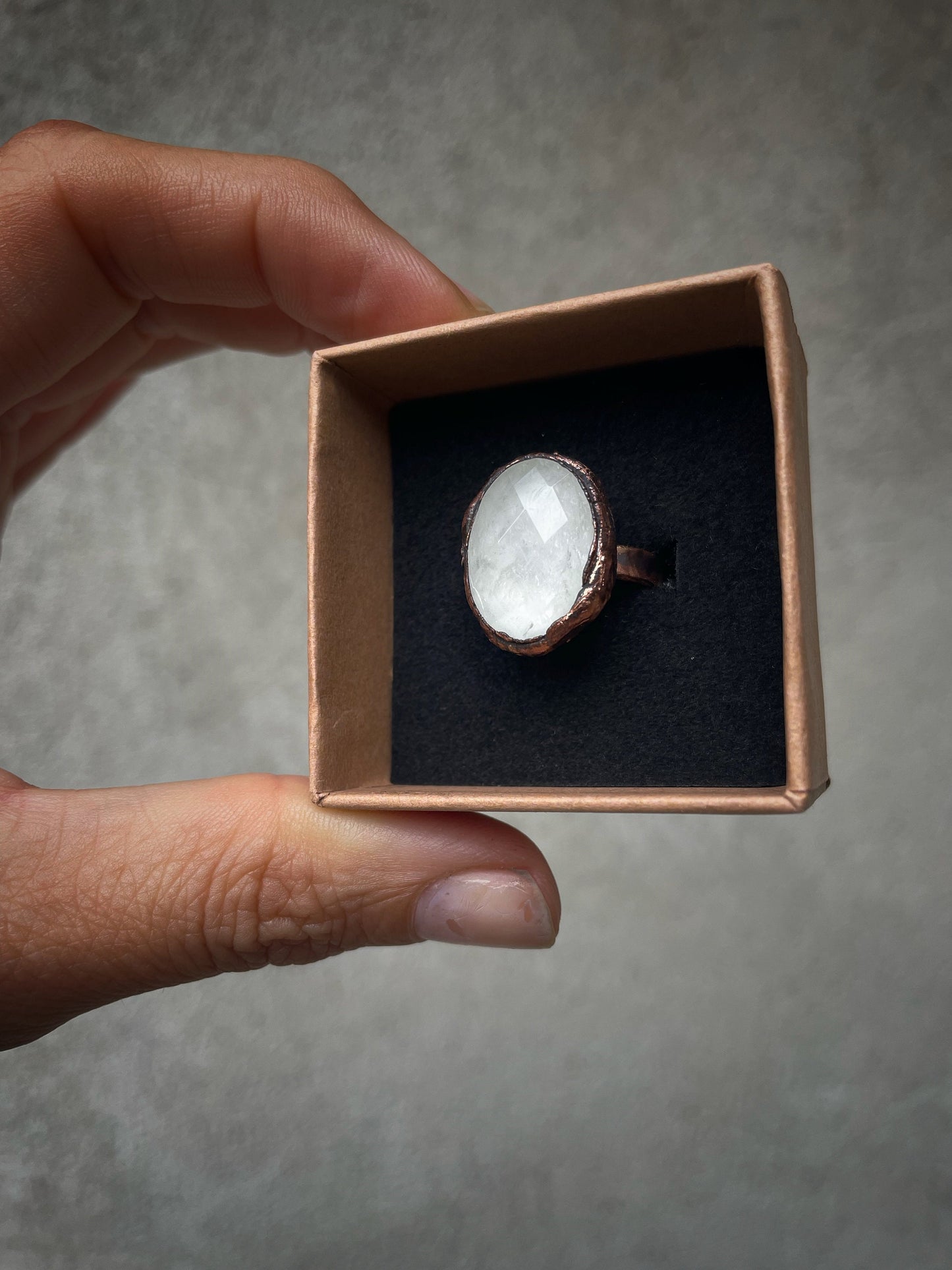 Anello con pietra di quarzo ialino.