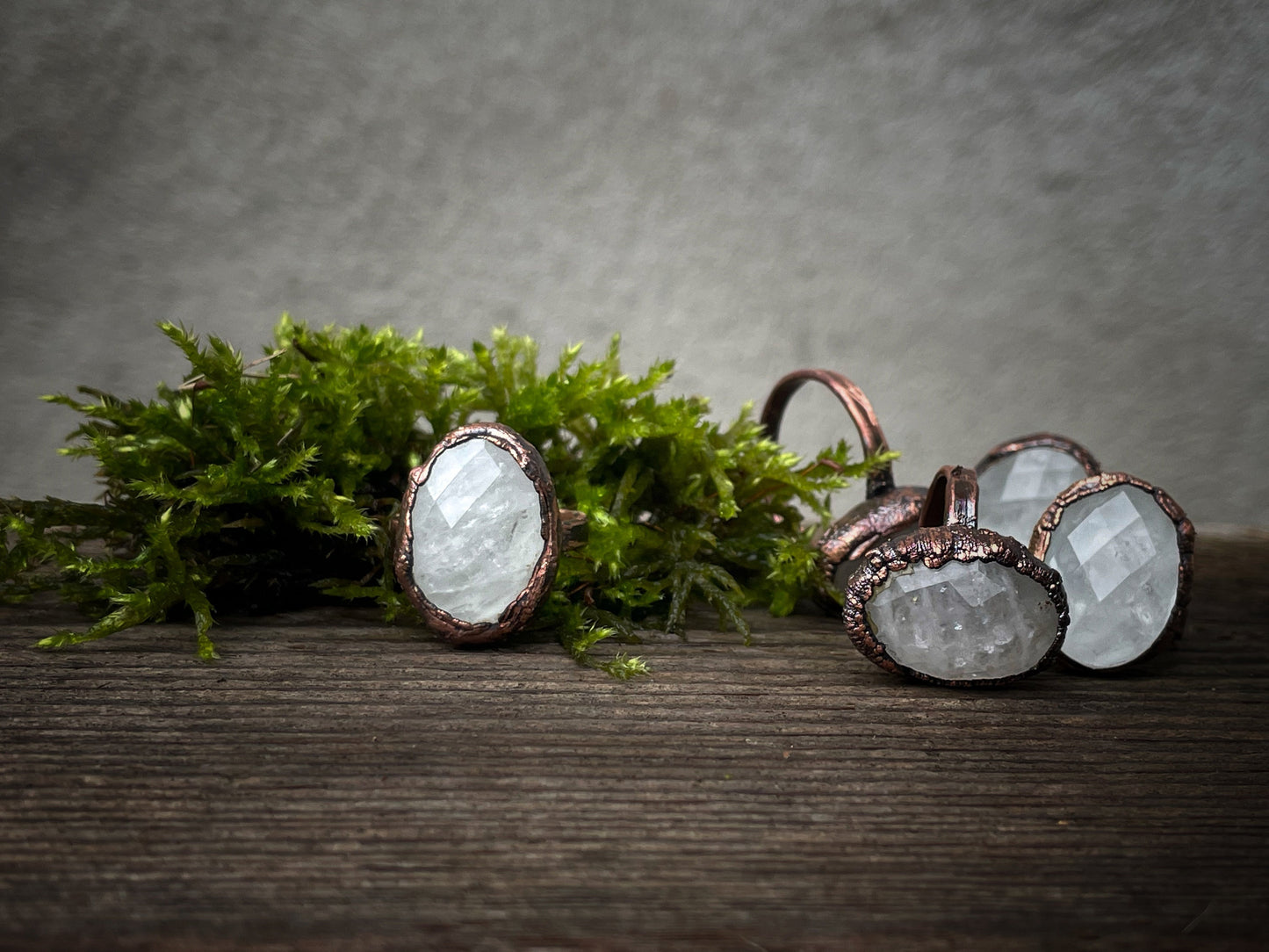 Anello con pietra di quarzo ialino.