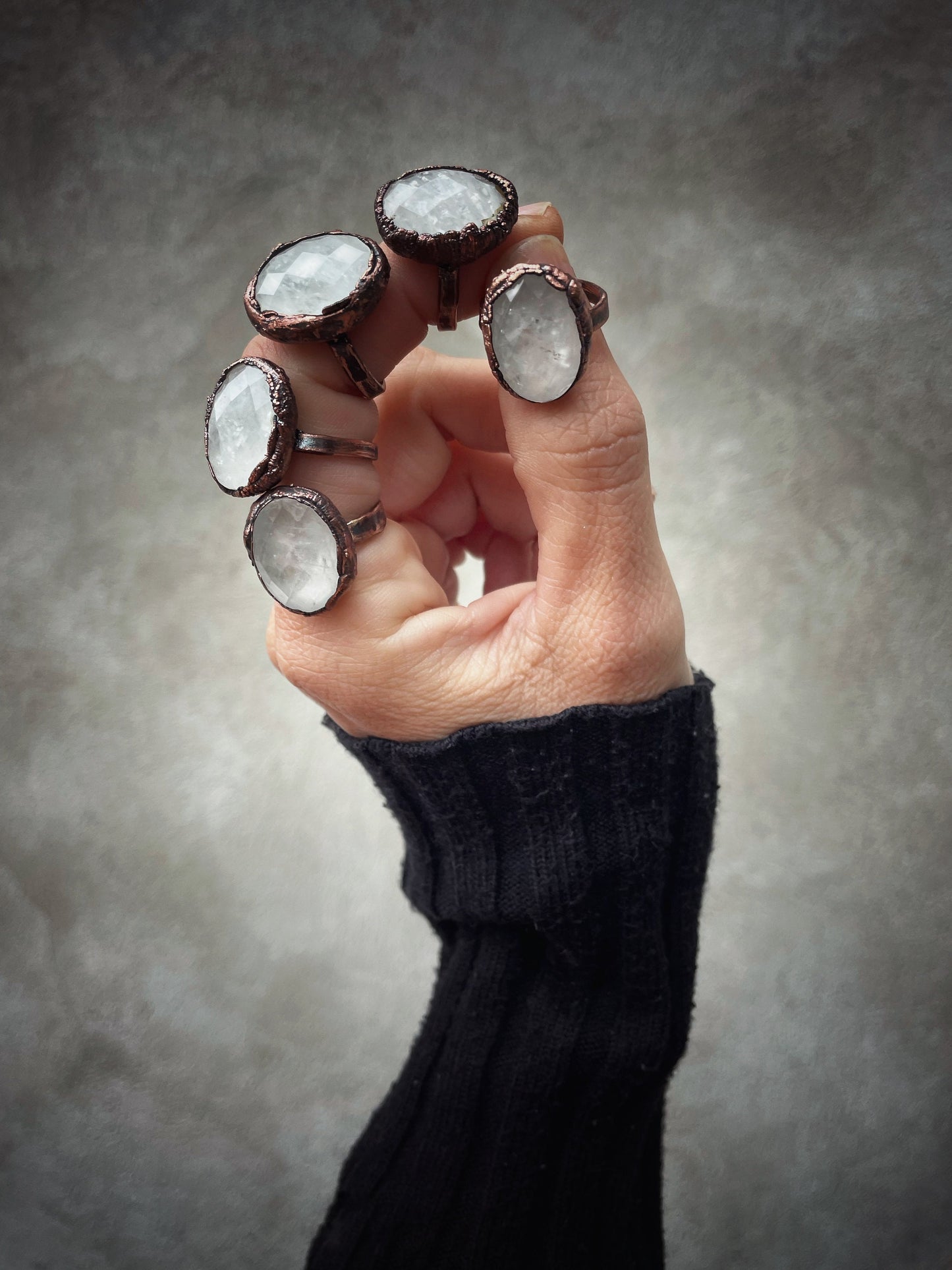 Anello con pietra di quarzo ialino.