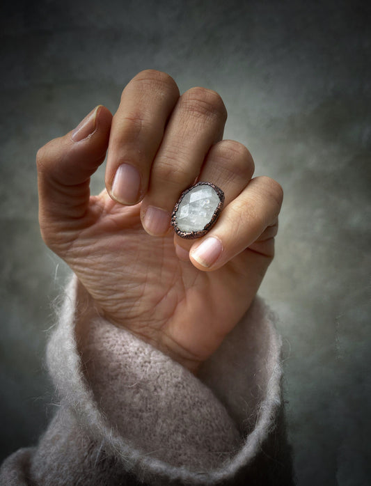 Anello con pietra di quarzo ialino.