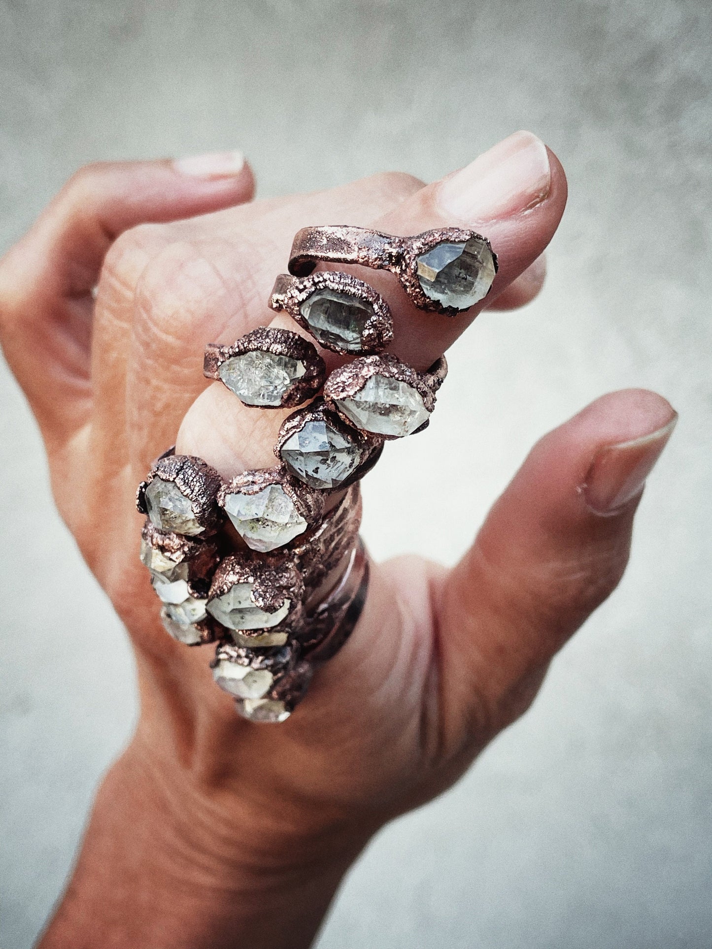 Anello contrarié con diamanti di Herkimer