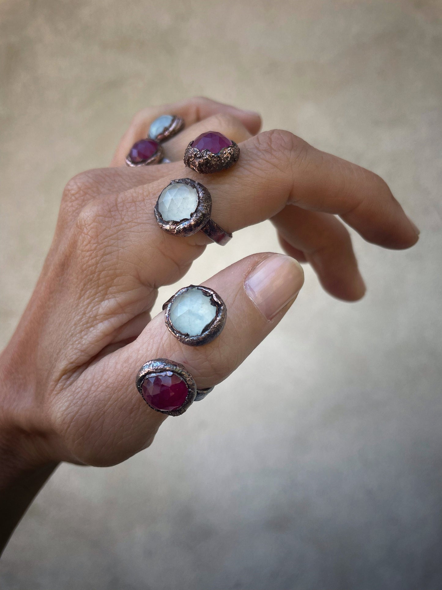 Anello aperto regolabile con tormalina rossa e acquamarina