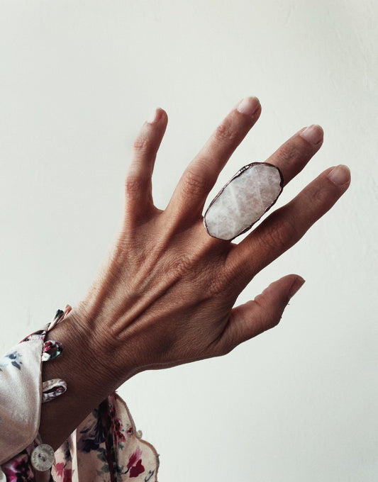 Anello con grande quarzo rosa mis.5