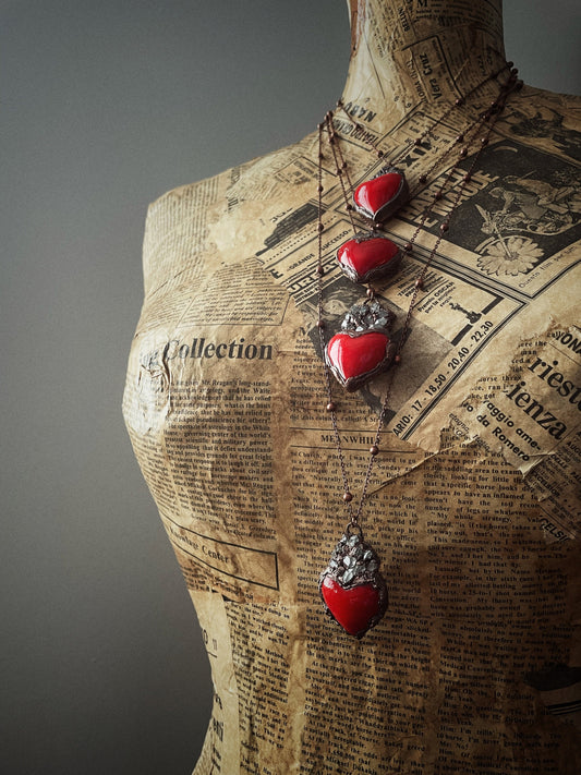 Collana Ex voto con quarzo di Herkimer e cuore rosso