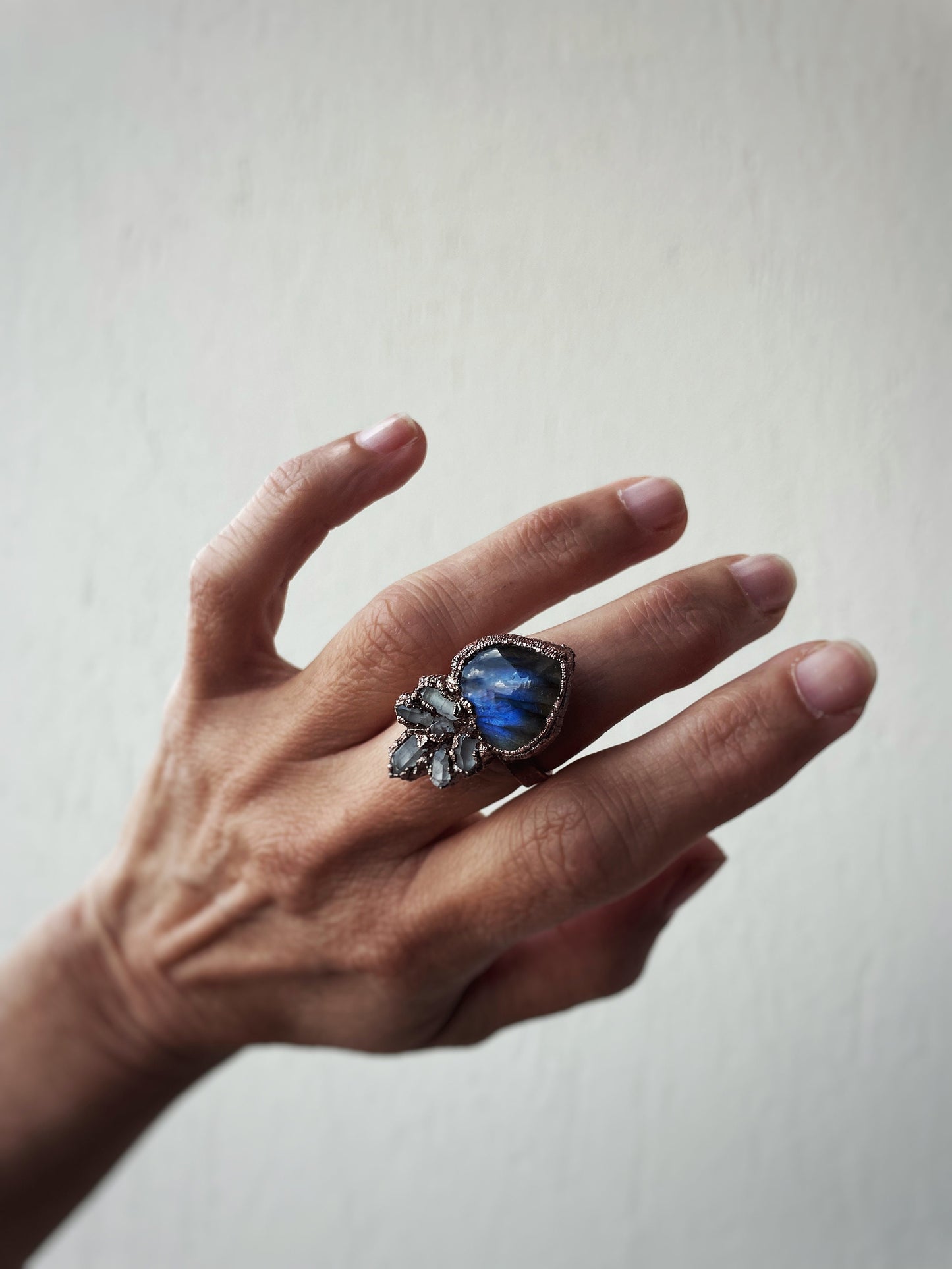 Anello ex voto con labradorite e quarzi di Herkimer