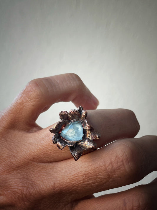 Anelli fiori di rame con pietre preziose miste.