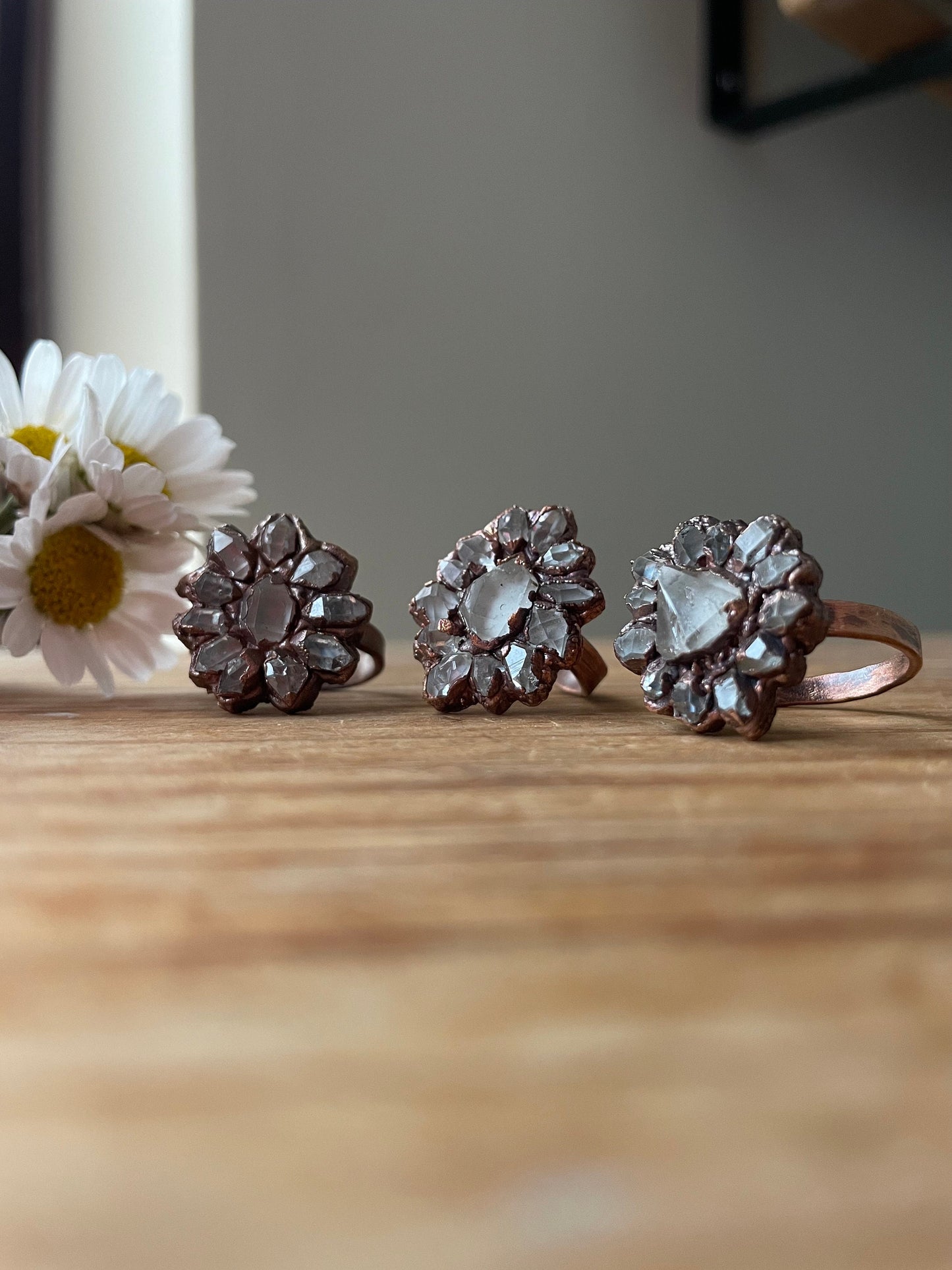 Anello con fiore di diamantini di Herkimer
